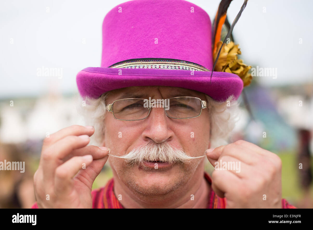 Glastonbury, Somerset, Regno Unito. Il 26 giugno, 2014. I frequentatori del festival godetevi il 2014 Glastonbury festival presso l'azienda agricola degna in Somerset. In Europa il più grande festival inizia ufficialmente domani. Il 26 giugno 2014. Credito: Lloyd/Alamy Live News Foto Stock