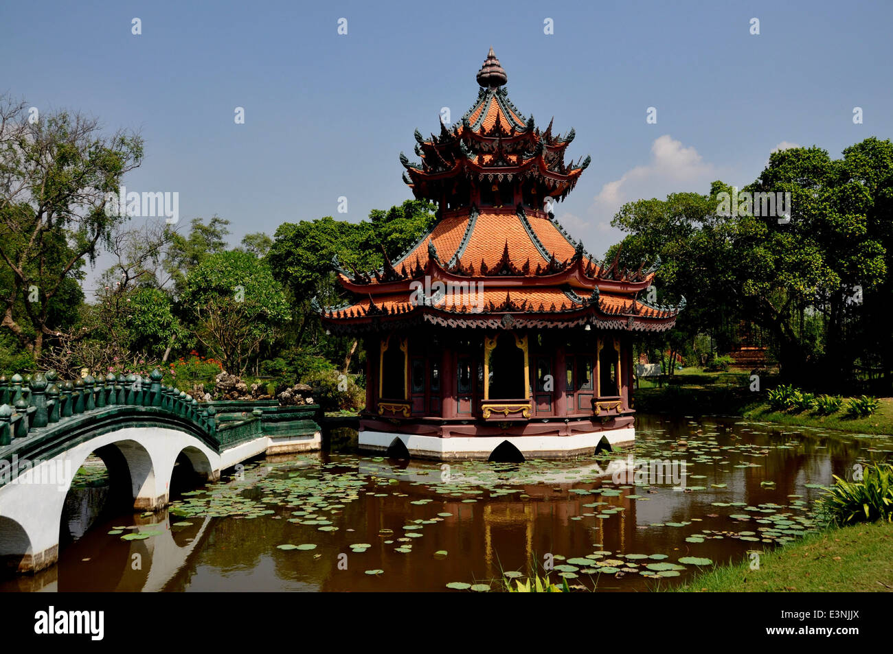 Samut Prakan, Thailandia: Phra Kaew Pavilion impostato in uno stagno e raggiunto da un 3-span bridge Foto Stock