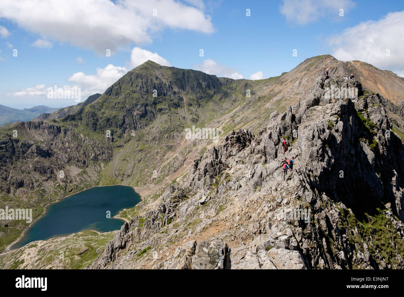 Snowdon a ferro di cavallo con culle Goch ridge e pinnacoli con Glaslyn lago sottostante Mt Snowdon Snowdonia National Park Wales UK Gran Bretagna Foto Stock