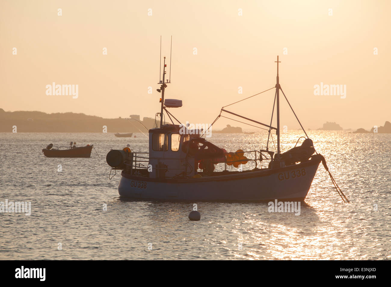 Tramonto sulla barca da pesca Le Grand Havre Guernsey Foto Stock