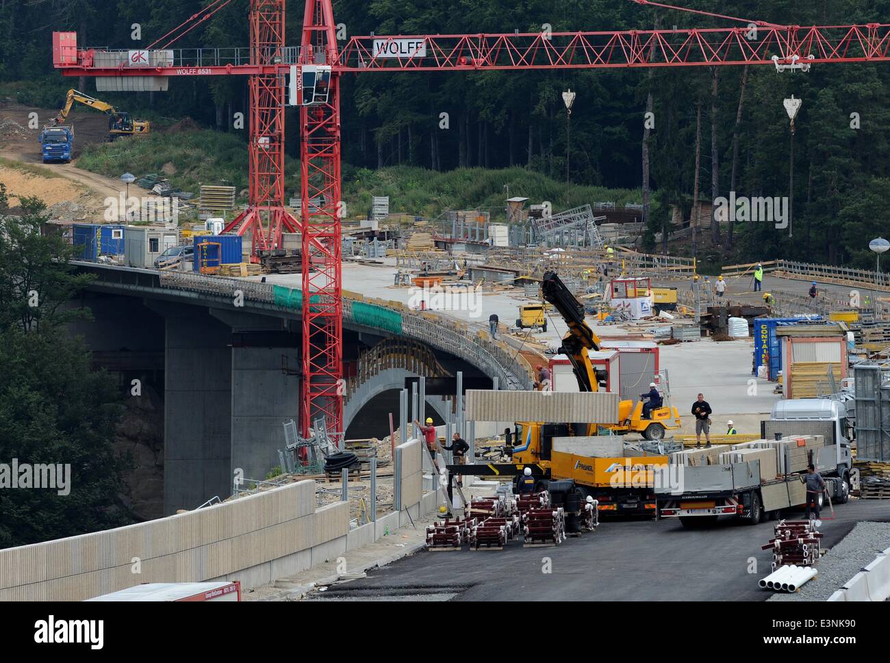 Freistadt, Austria. Il 25 giugno, 2014. I lavori per la seconda delle tre fasi di costruzione della superstrada S3 a Linz ha continuato vicino a Freistadt, Austria, a meno di venti chilometri dal confine della Repubblica ceca, del 25 giugno 2014. Entrambe le fasi dovrebbe essere completato nel 2015. Edificio dell' ultima parte del nord al confine è stato rinviato a causa di inattività della parte ceca. © Vaclav Pancer/CTK foto/Alamy Live News Foto Stock