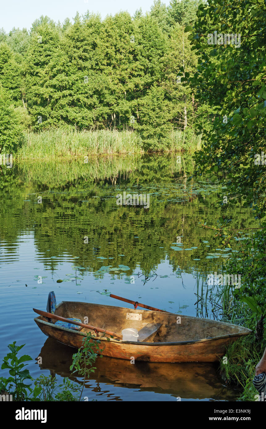 Il viaggio con il silent foresta fiume d'estate. La barca è ormeggiata alla banca di fiume. Foto Stock