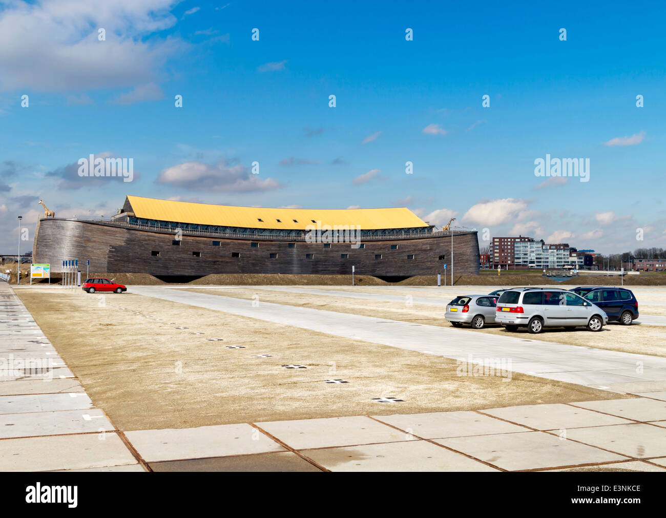 Full Size replica dell'Arca di Noè e parcheggio auto a Dordrecht, Paesi Bassi Foto Stock