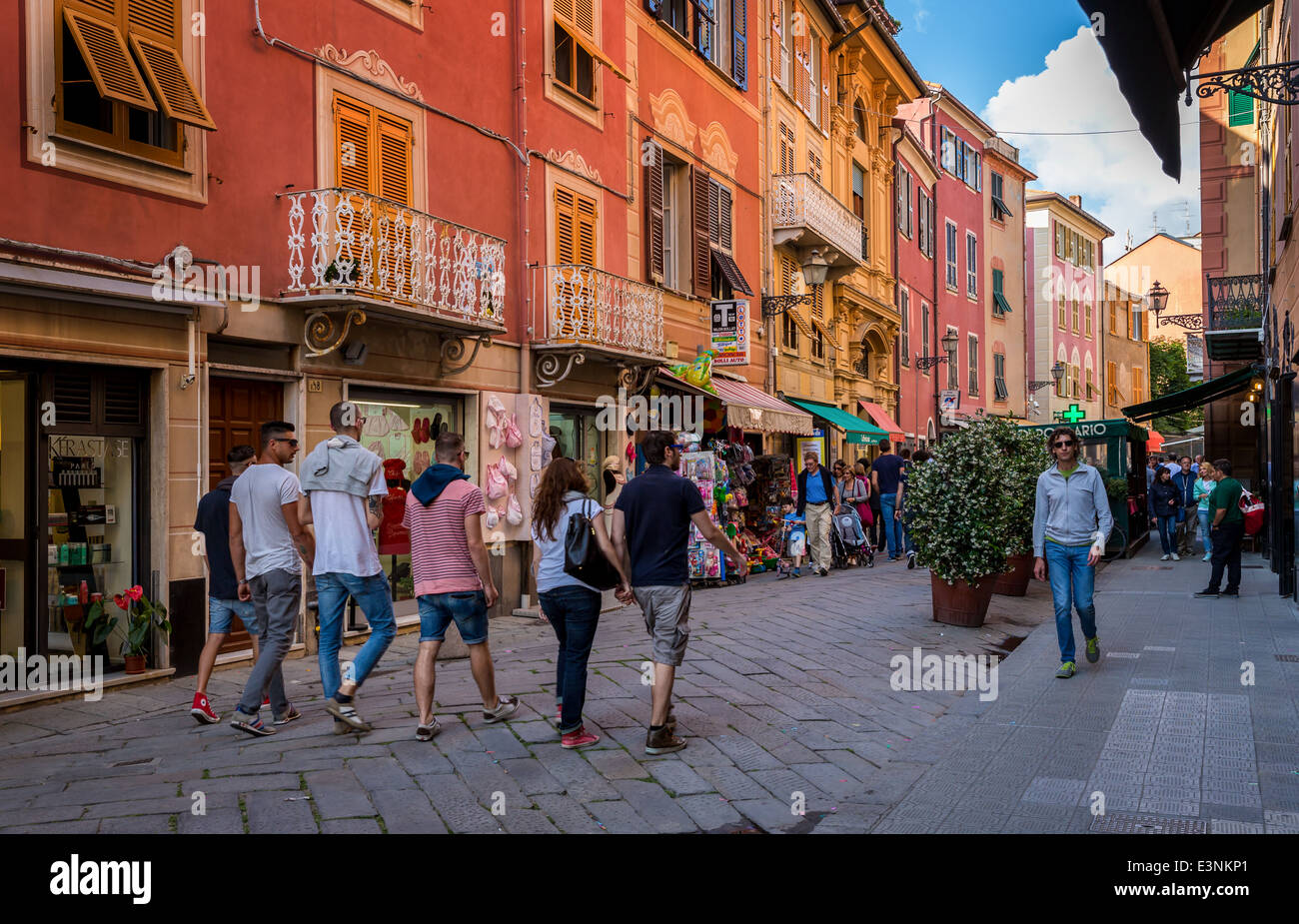 La strada principale dello shopping di Sestri Levante, Liguria, Italia Foto Stock