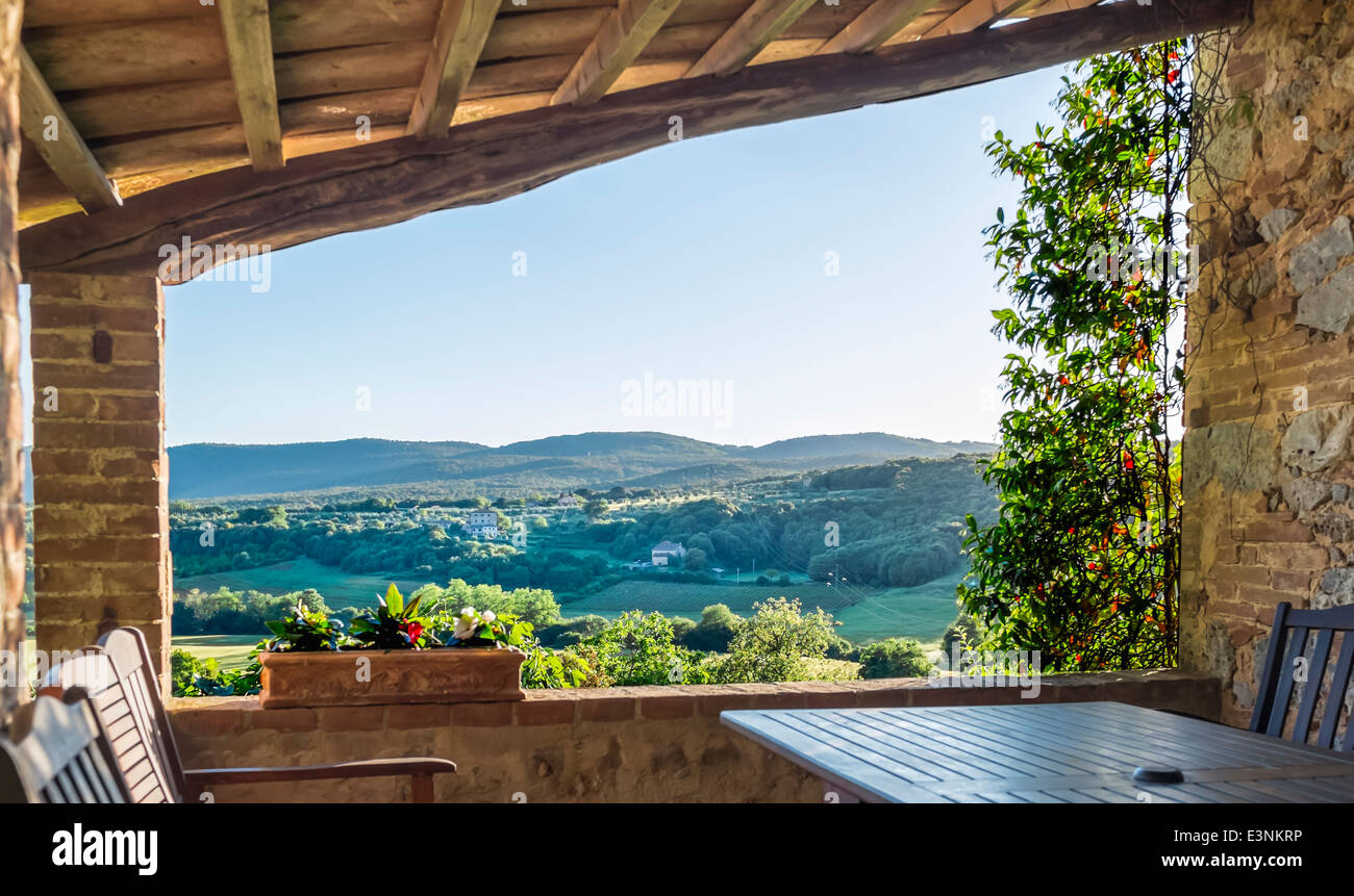 Vista Dalla Loggia Della Villa Di Santa Colomba Siena Toscana Italia La Luce Della Sera Lambisce I Vigneti E Gli Oliveti Foto Stock Alamy