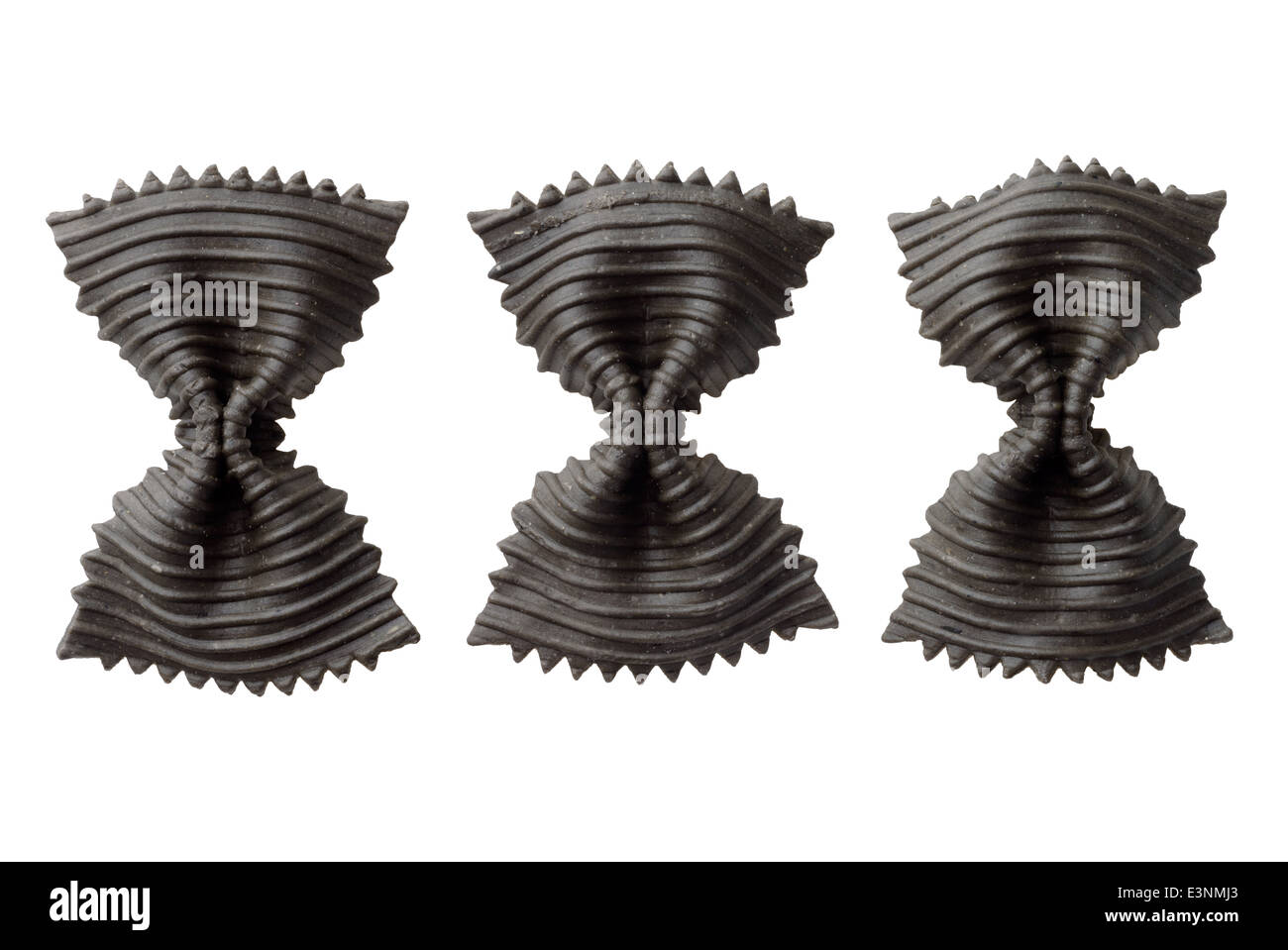 Cibo: nero nero di seppia non cotti farfalle di pasta, isolati su sfondo bianco Foto Stock