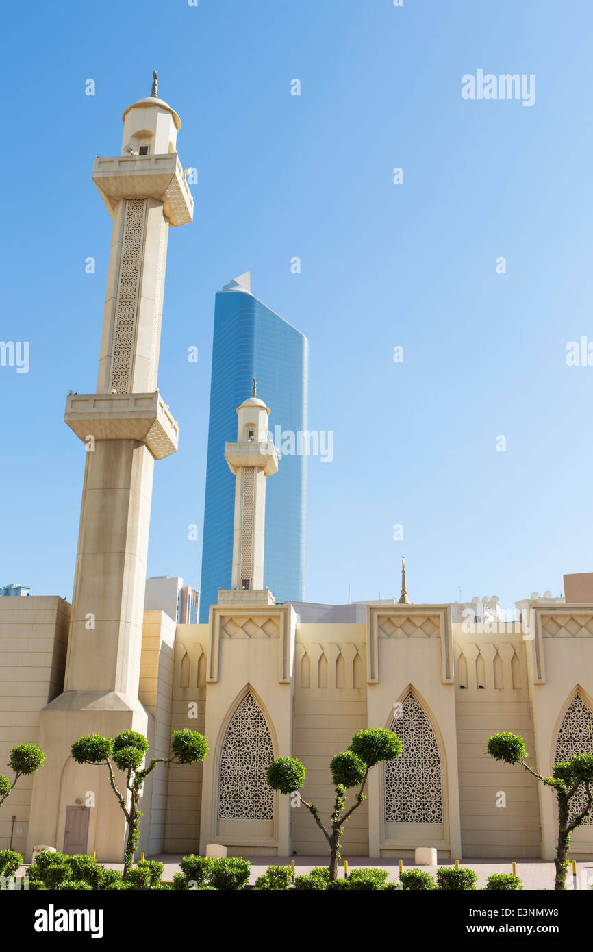 Kuwait City, Grande moschea e Al Hamra edificio più alto in Kuwait, completato 2011 Foto Stock