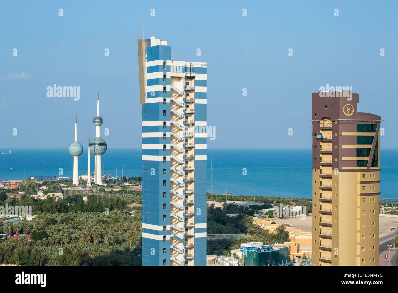 Kuwait City, edifici residenziali e il Kuwait Towers, Golfo Persico, Arabia Foto Stock
