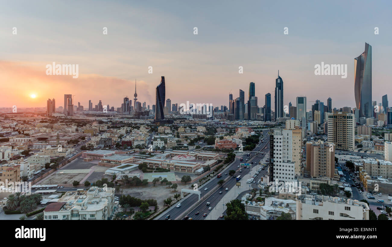 Kuwait, skyline della città e il quartiere centrale degli affari, vista in elevazione Foto Stock