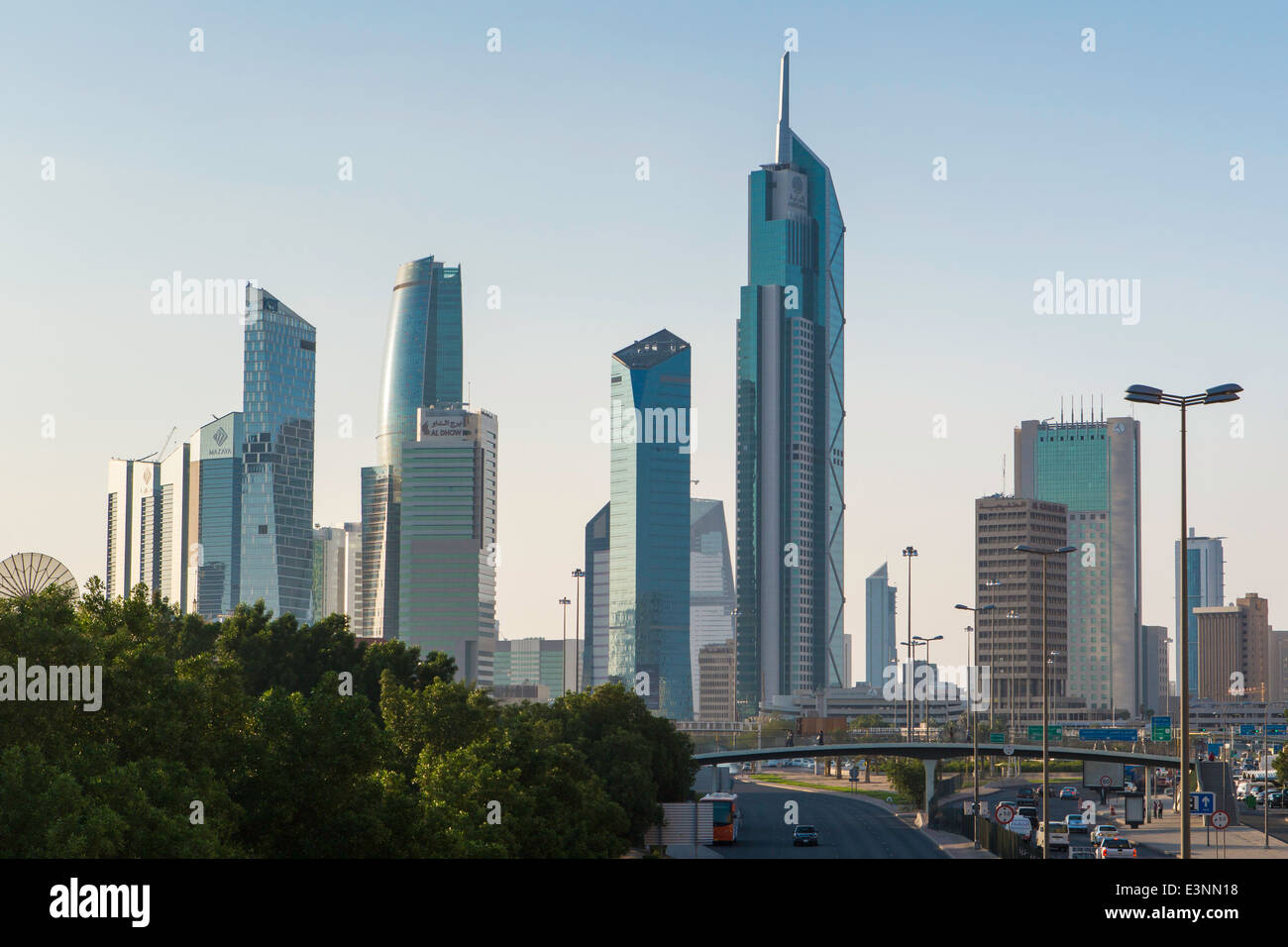 Kuwait, skyline della città e il quartiere centrale degli affari, vista in elevazione Foto Stock