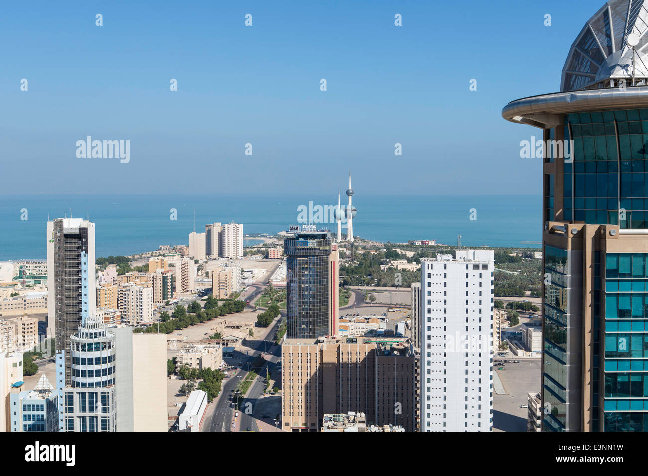 Kuwait, skyline della città e il quartiere centrale degli affari, vista in elevazione Foto Stock