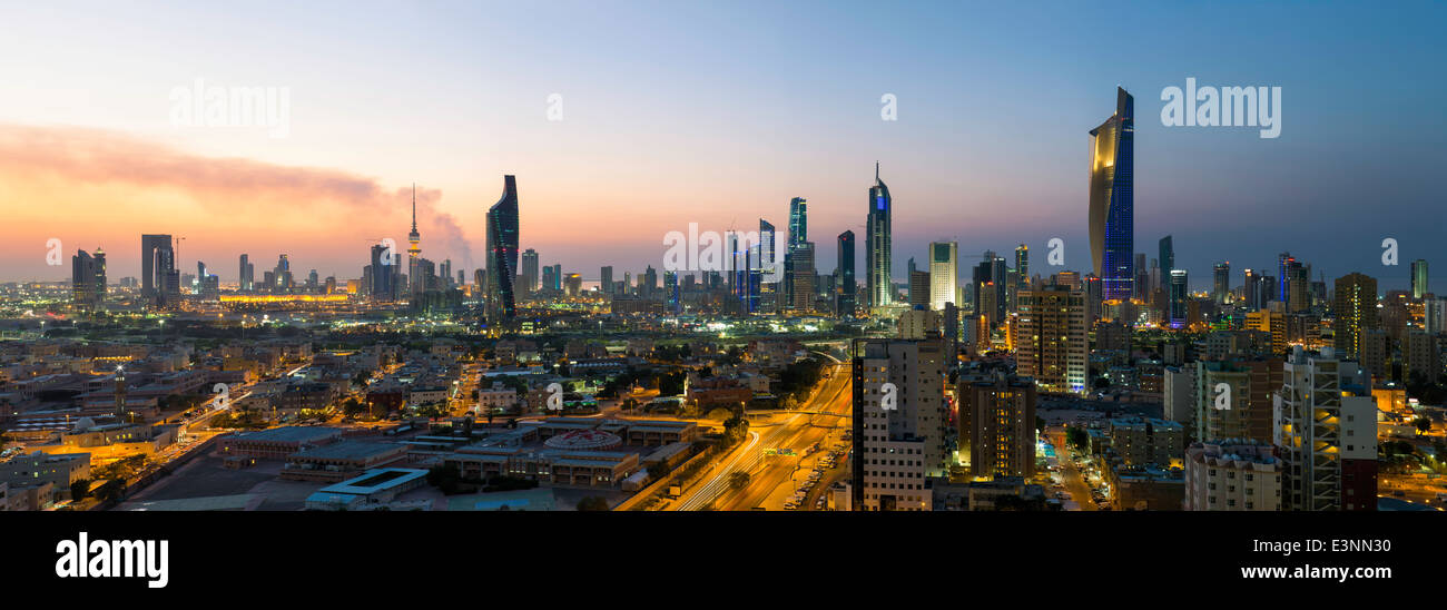 Kuwait, skyline della città e il quartiere centrale degli affari, vista in elevazione Foto Stock