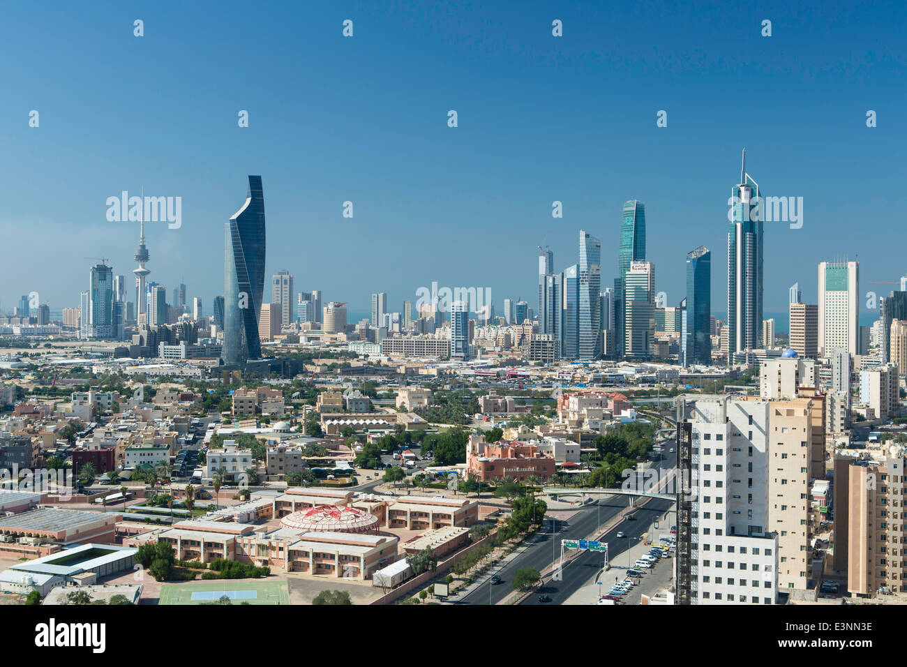 Kuwait, skyline della città e il quartiere centrale degli affari, vista in elevazione Foto Stock