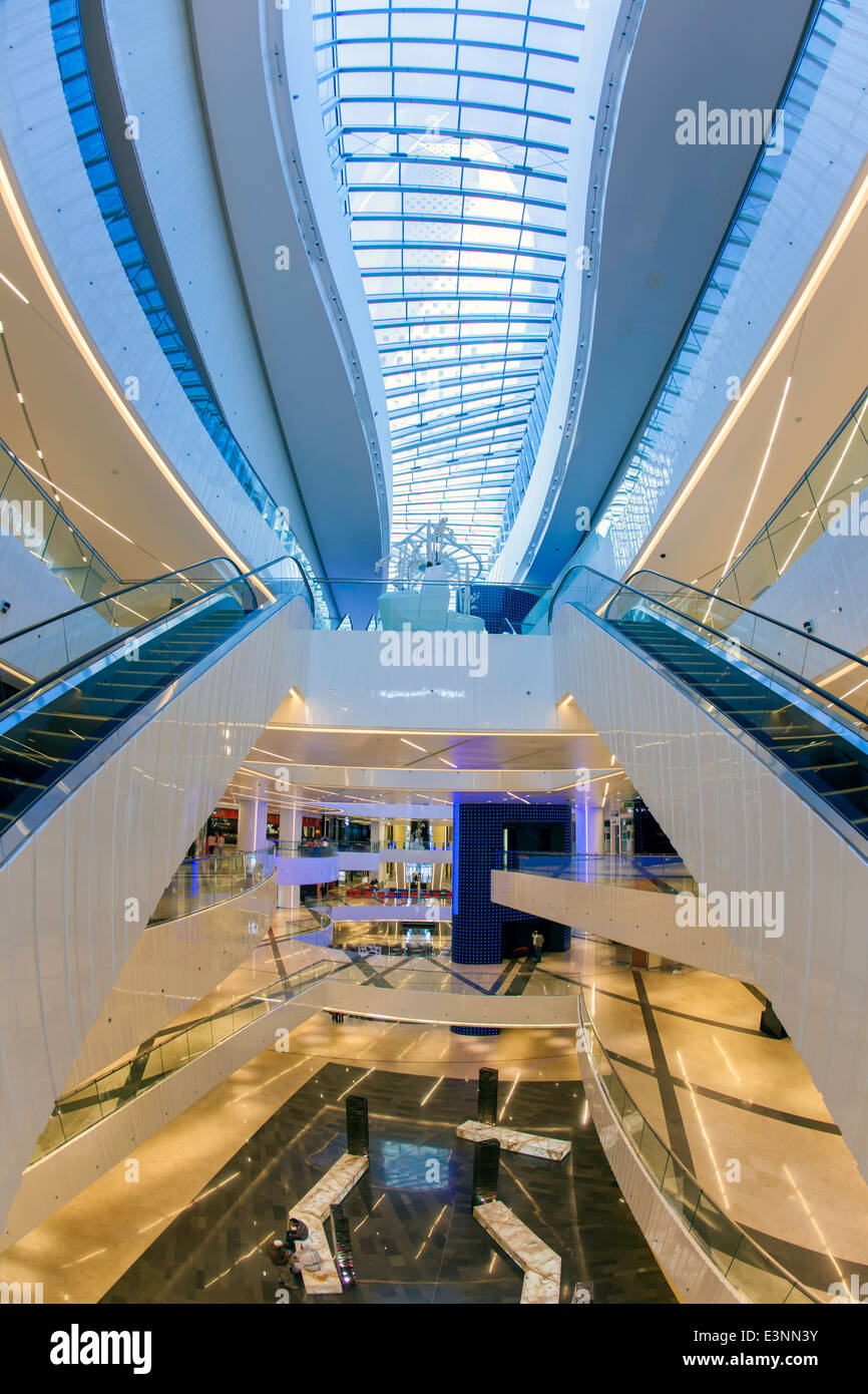 Kuwait City, Al Hamra Tower, include un lussuoso business e shopping center completata nel 2011 Foto Stock