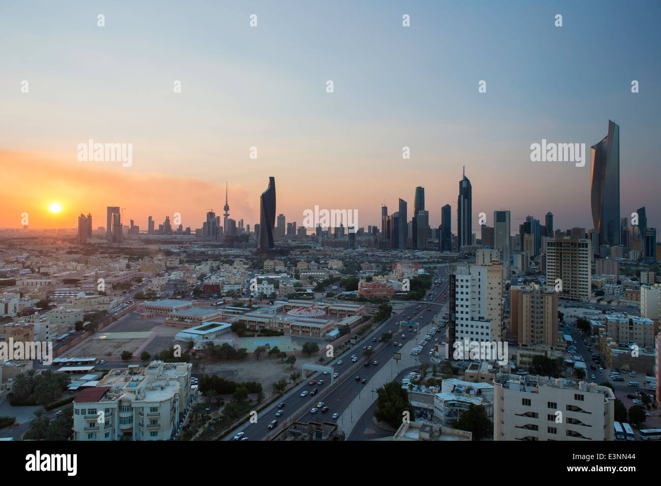 Kuwait, skyline della città e il quartiere centrale degli affari, vista in elevazione Foto Stock