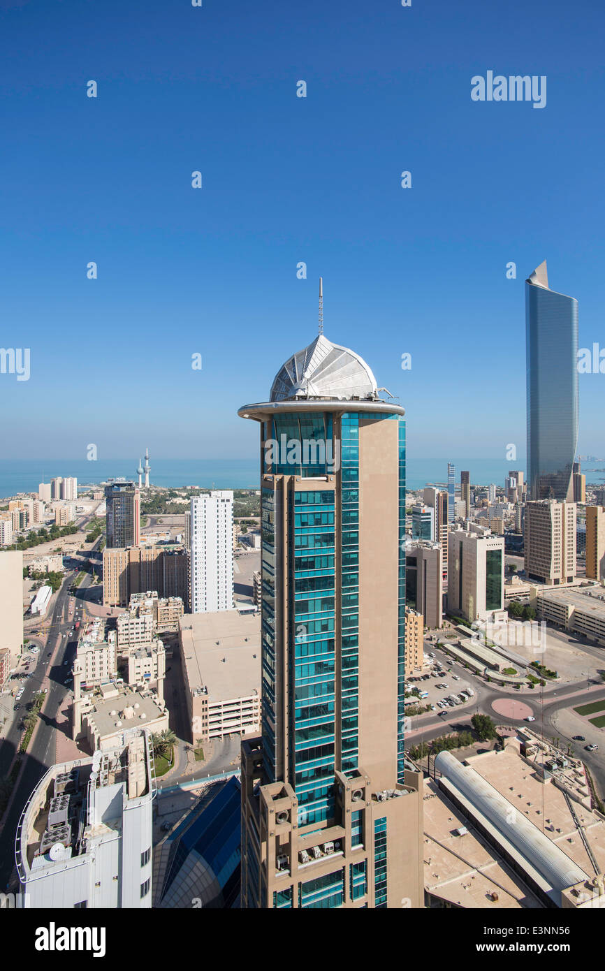 Kuwait, skyline della città e il quartiere centrale degli affari, vista in elevazione Foto Stock