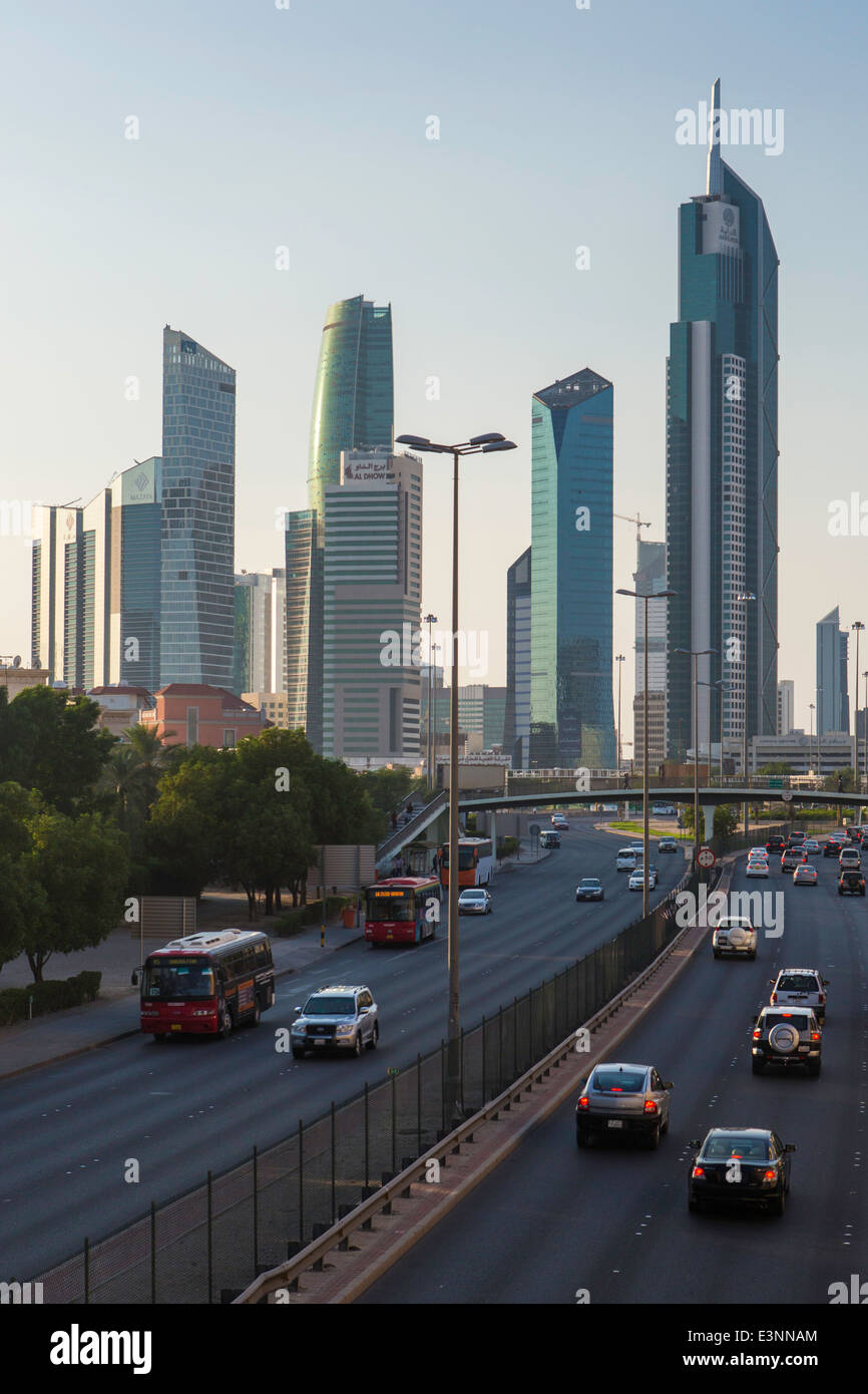 Kuwait, skyline della città e il quartiere centrale degli affari, vista in elevazione Foto Stock