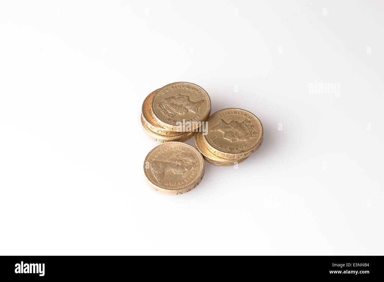 Pound monete pila shot in studio Foto Stock