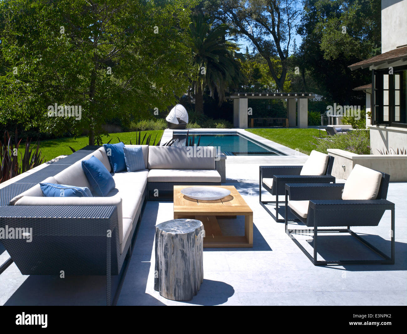 Salotto da giardino in casa di pietra, Atherton, California, Stati Uniti d'America. Foto Stock