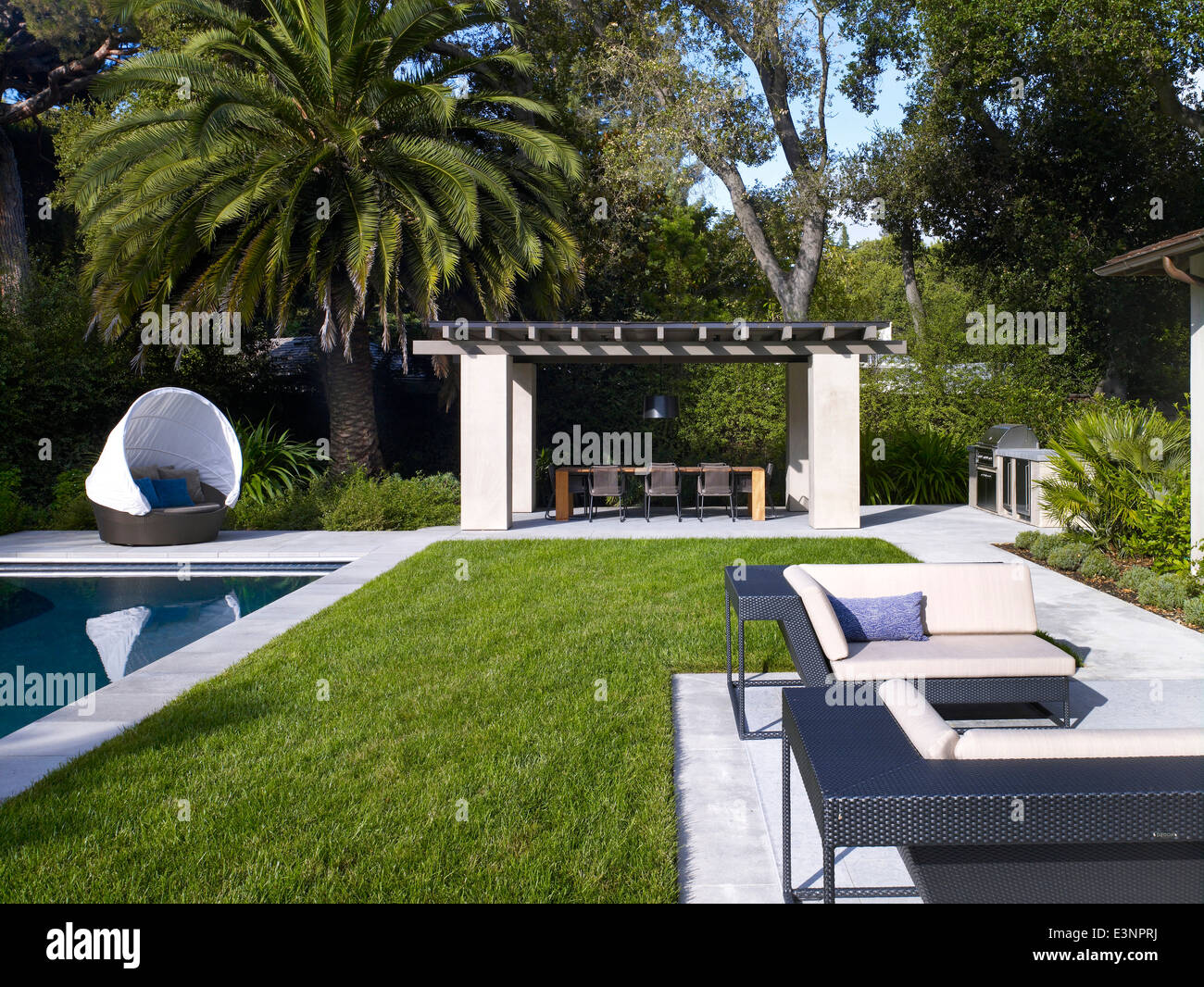 Posti a sedere in piscina a casa di pietra, Atherton, California, Stati Uniti d'America. Foto Stock