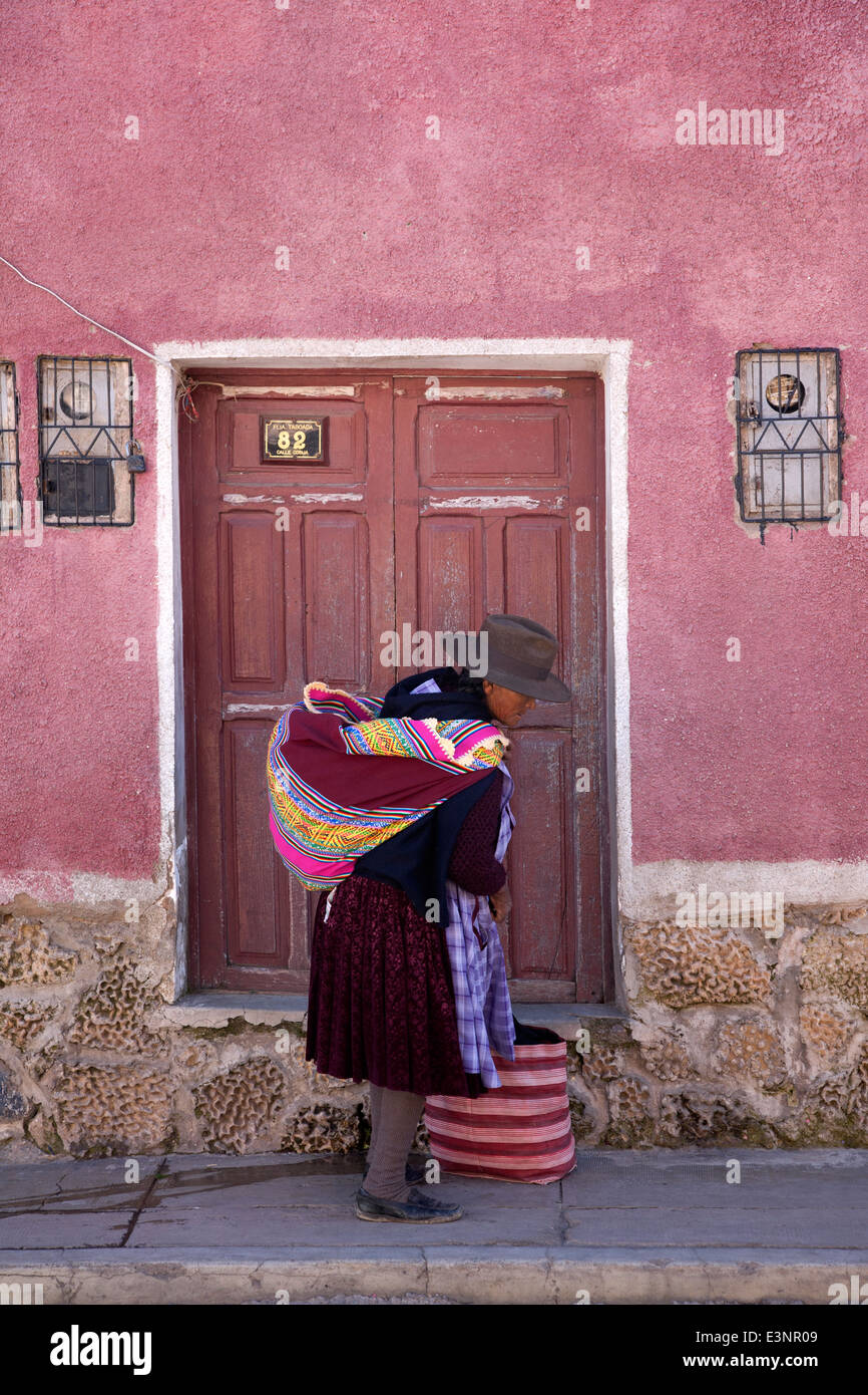 Donna boliviana sulla strada. Potosi. Bolivia Foto Stock