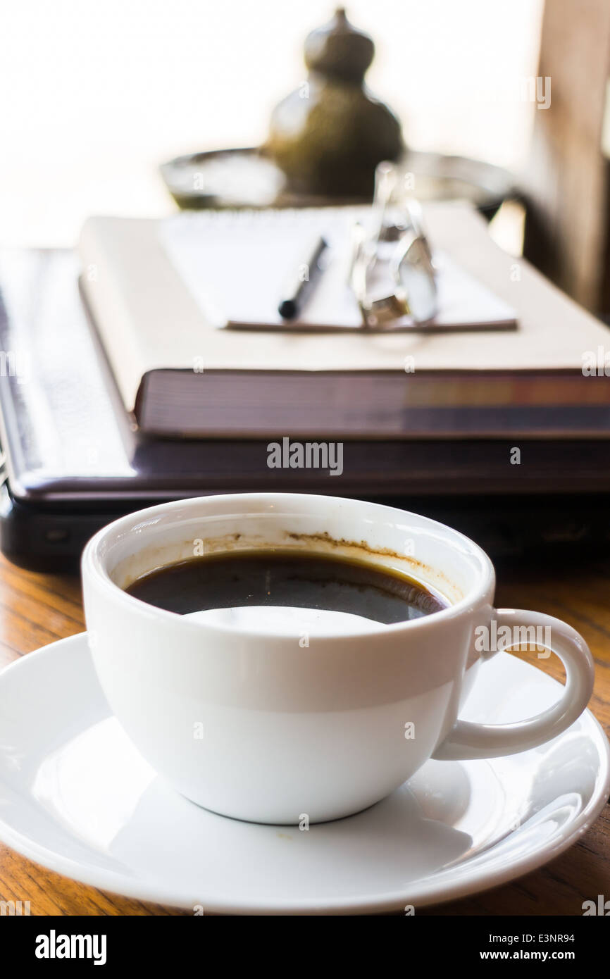 Rinfrescati bere tazza di caffè al lavoro, stock photo Foto Stock