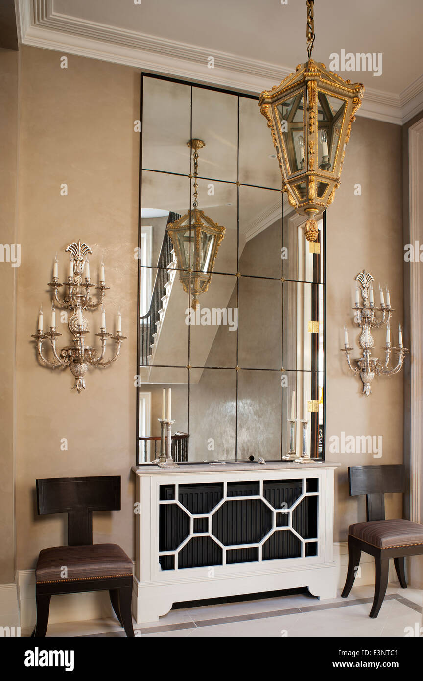 Parete decorativa fianco luci grandi specchiata pannello parete in ingresso con lanterna hall Foto Stock
