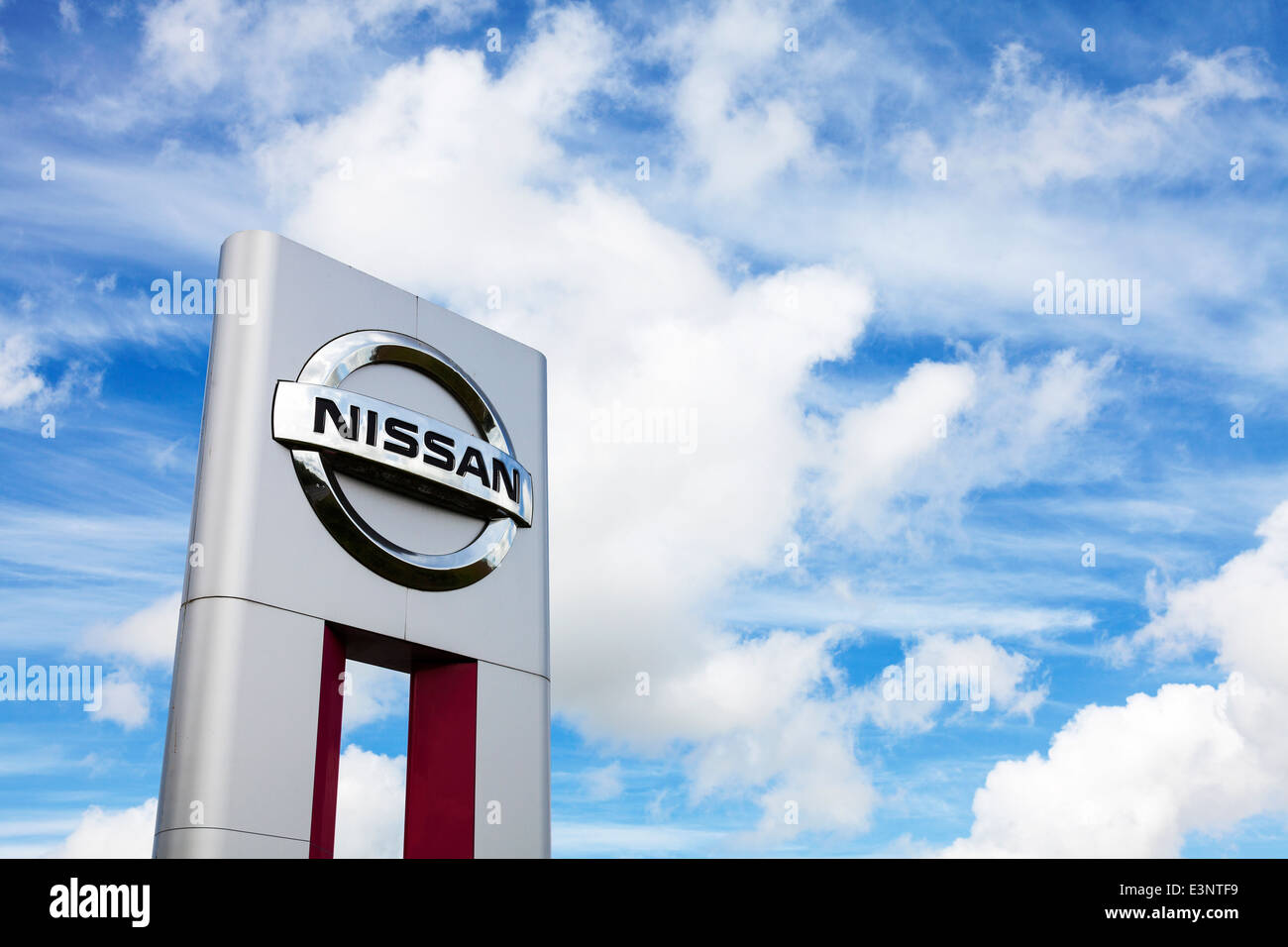 Nissan garage auto emblema segno icona logo spazio copia contro il cielo drammatico scostamento a sinistra Foto Stock