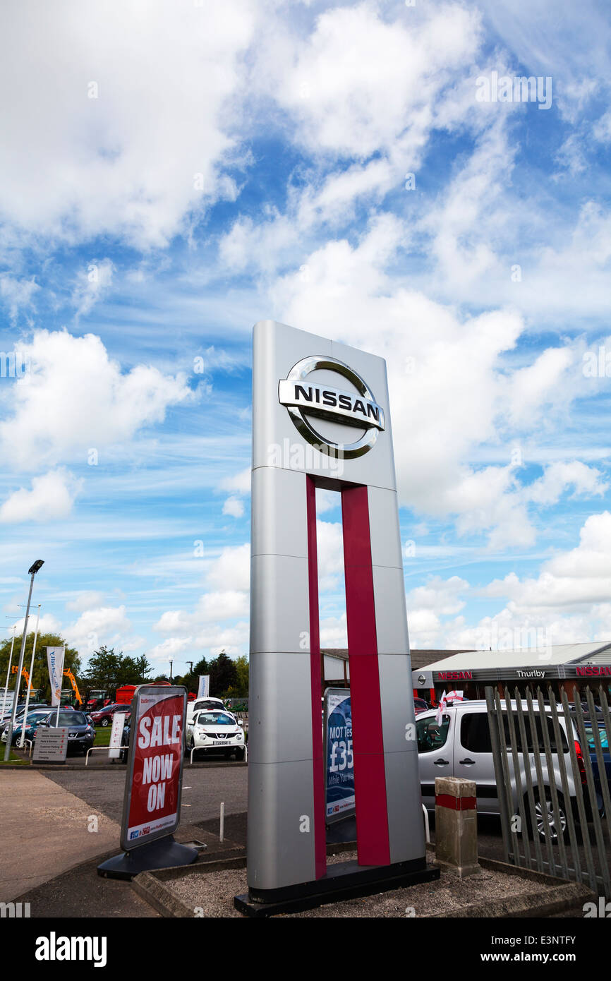 Nissan garage auto segno emblema icona logo venduto automobili venditori piazzale esterno Foto Stock