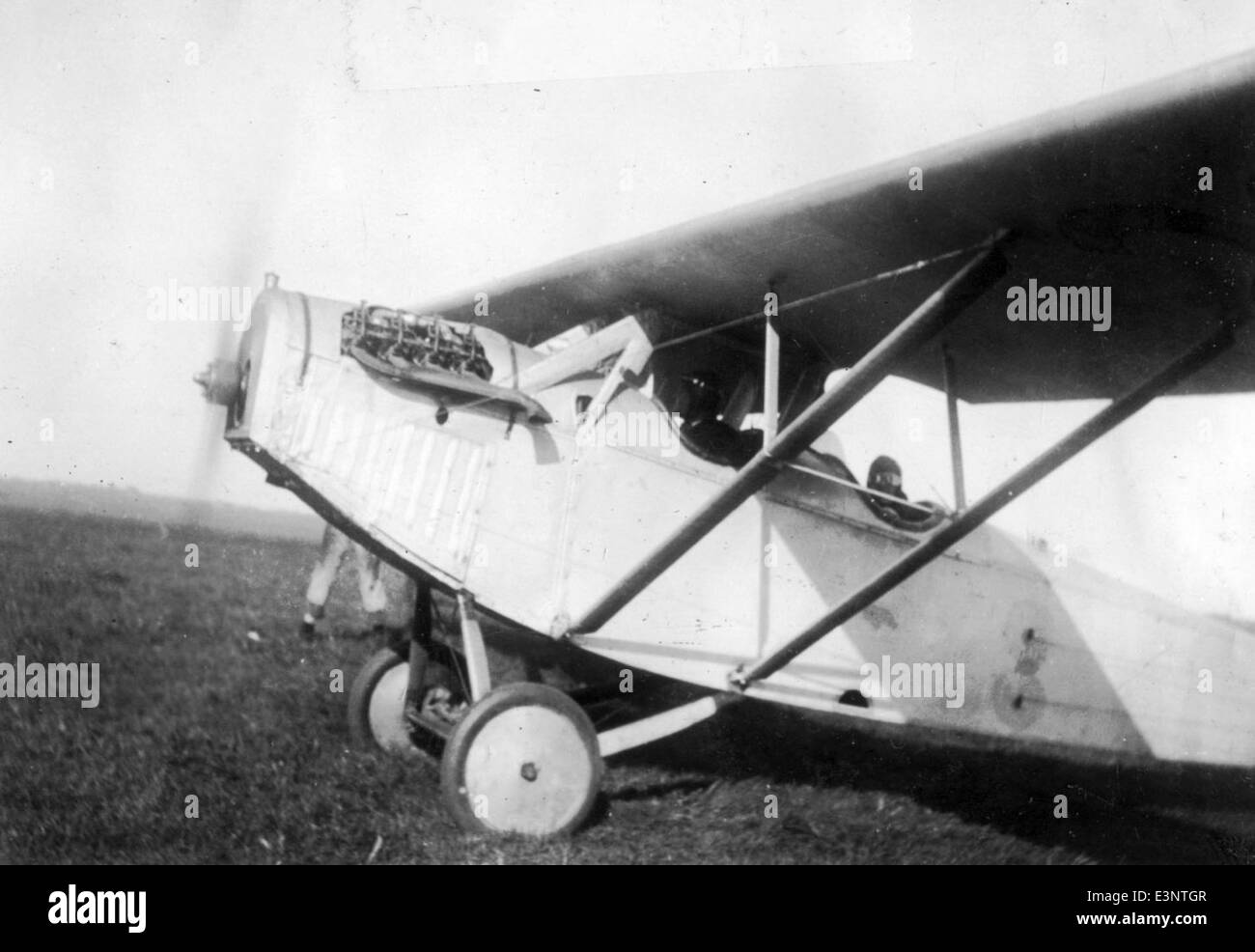 Questa foto mostra il Curtiss JN-4, un aereo da addestramento della prima guerra mondiale, modificato nel 1927 con un'ala Sikorsky da HJ White. Questa modifica mirava a migliorare le sue capacità di volo, trasformando il biplano in un monoplano. Foto Stock