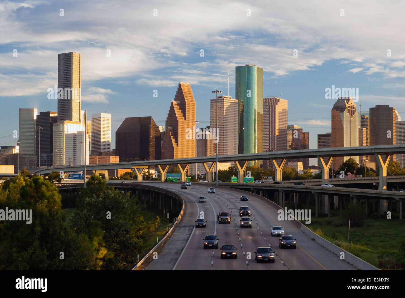 Skyline della città e interstatale, Houston, Texas, Stati Uniti d'America Foto Stock