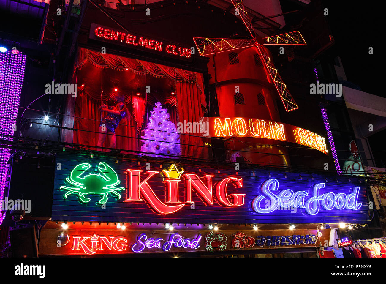 Un nightclub go-go bar catering a russi su Walking Street a Pattaya, Thailandia Foto Stock