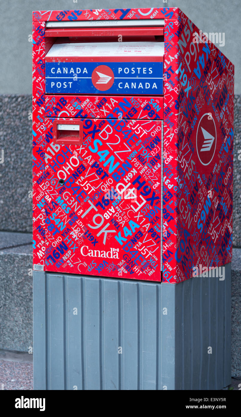 Un colorato luminosamente Canada Post mail box. Foto Stock