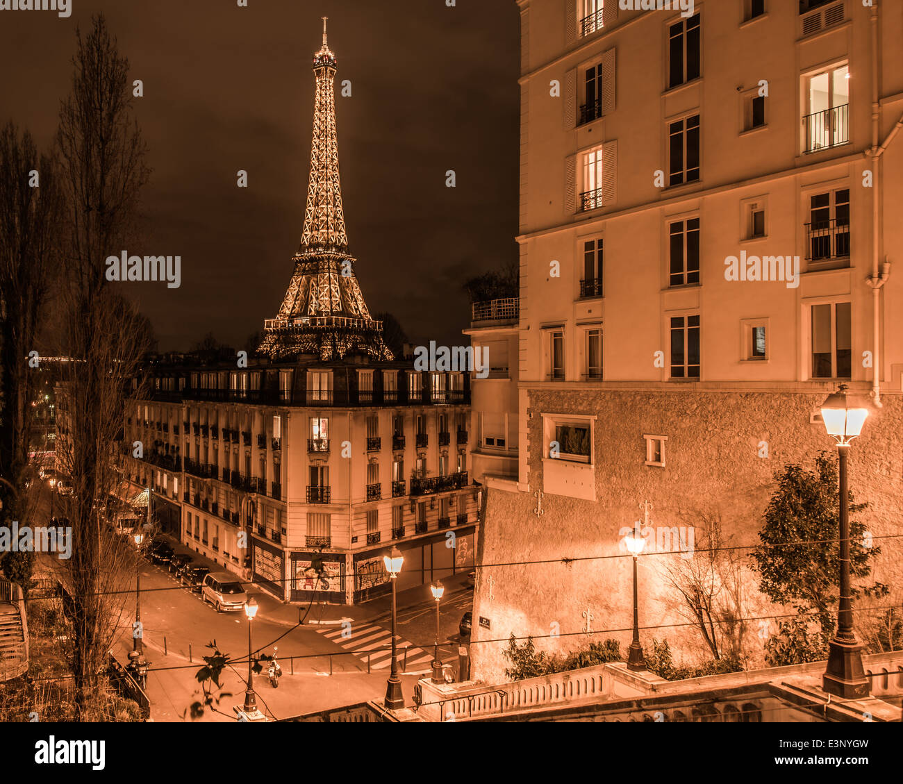 Una vista dell'illuminato torre Eiffel come si vede dalle scale accanto al Palais de Tokyo- Avenue du President Wilson Foto Stock