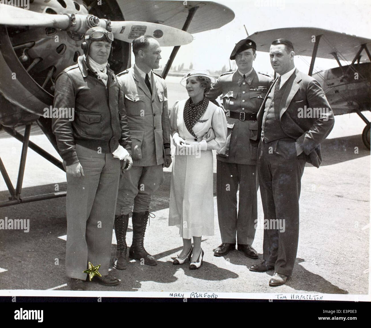 L'immagine AL-73C in The Luqueer album presenta figure dell'aviazione dell'età d'oro dell'aviazione, tra cui Hap Arnold e Luke Luqueer. L'era vide anche figure come Mary Pickford che influenzarono la cultura dell'aviazione. Foto Stock