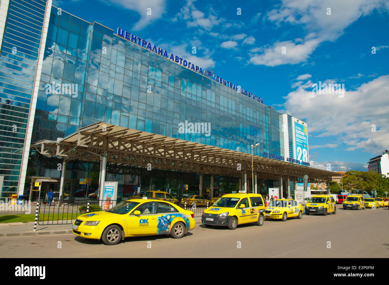 I taxi di fronte a lunga distanza stazione bus, Sofia, Bulgaria, Europa Foto Stock