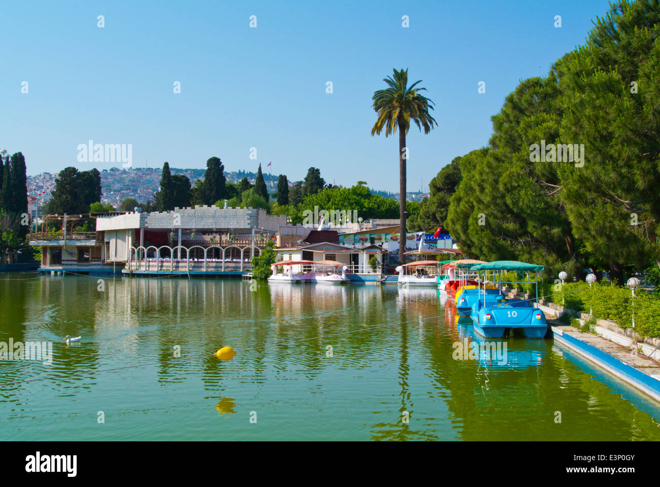 Lago con barche a remi peccato estate, Kulturpark, la cultura park, Izmir, Turchia, Eurasia Foto Stock