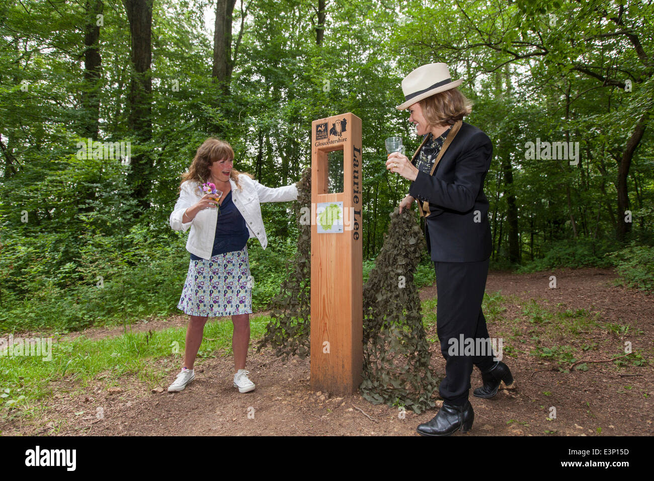 Slad Valley, Stroud, Gloucestershire, UK. Il 26 giugno, 2014. JESSY LEE E CERYS MATTHEWS LANCIARE LA LAURIE LEE WILDLIFE MODO SU LAURIE il centesimo compleanno di Gloucestershire della nuovissima attrazione turistica - Laurie Lee Wildlife modo - sarà lanciata da Gloucestershire Wildlife Trust oggi (26 giugno) come parte del Laurie Lee le celebrazioni del centenario. La Laurie Lee Wildlife modo, fatta di poesia 11 posti dotate di Lee di lavoro, sarà inaugurato da sua figlia Jessy Lee, e BBC presenter, musicista e scrittore, Cerys Matthews il 26 giugno, il centenario di Lee la nascita. Credito: Nick Turner/Alamy Live Foto Stock