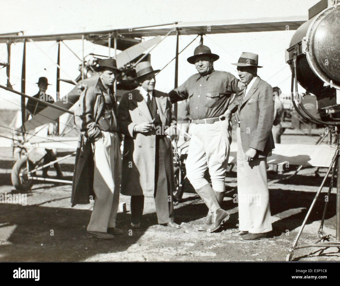 Questa immagine tratta dall'album Luqueer presenta Wallace Beery, un famoso attore dell'età dell'oro di Hollywood. La foto evidenzia il suo coinvolgimento nell'aviazione durante quell'epoca, insieme a Luke Luqueer, catturando un momento dagli anni '1920 agli anni '1930 Foto Stock