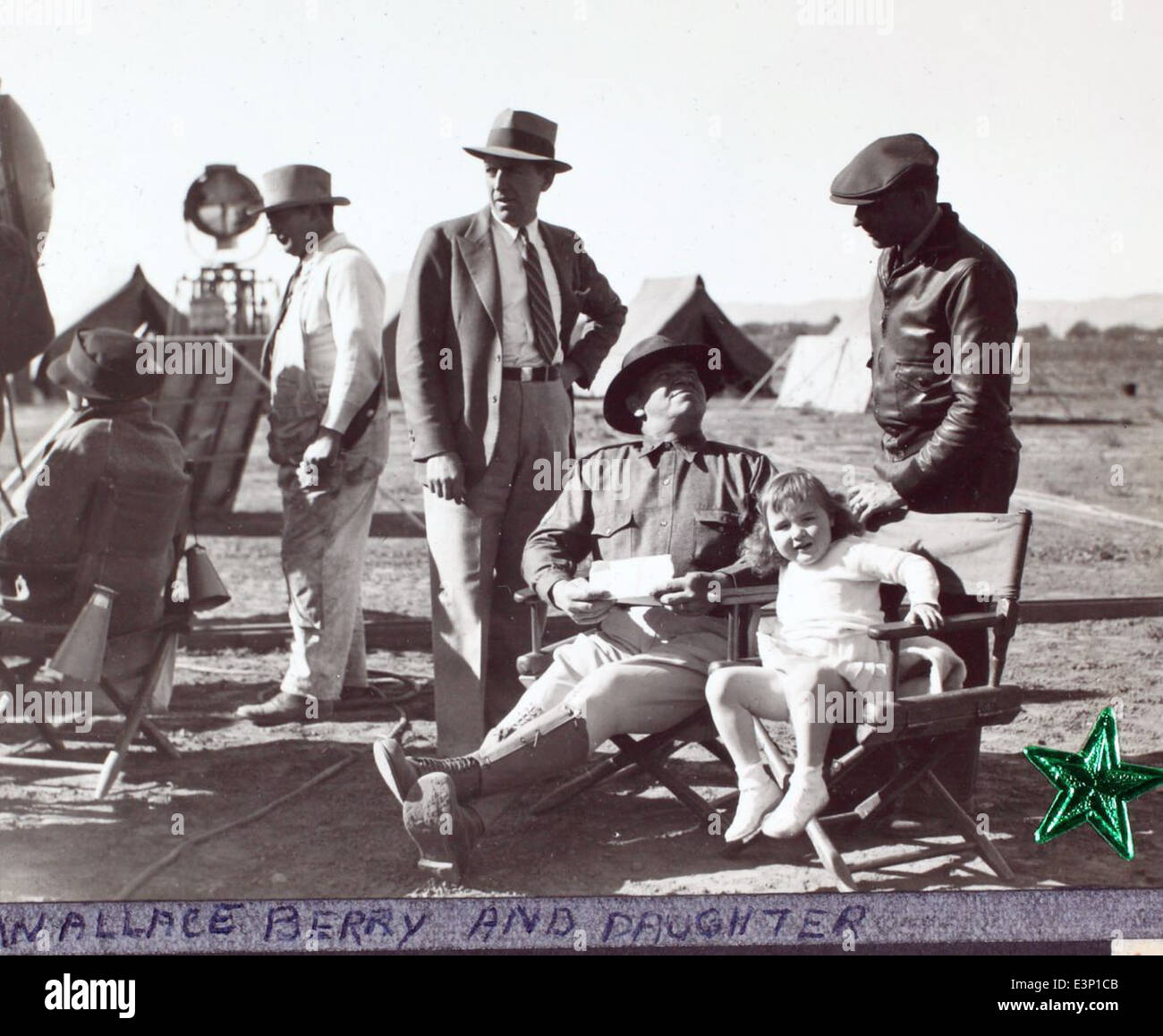 Questa immagine dell'età d'oro dell'aviazione mostra Luke Luqueer e l'attore Wallace Beery, evidenziando l'intersezione tra Hollywood e l'aviazione durante gli anni '1920-'1930, un periodo di rapidi progressi nel volo. Foto Stock