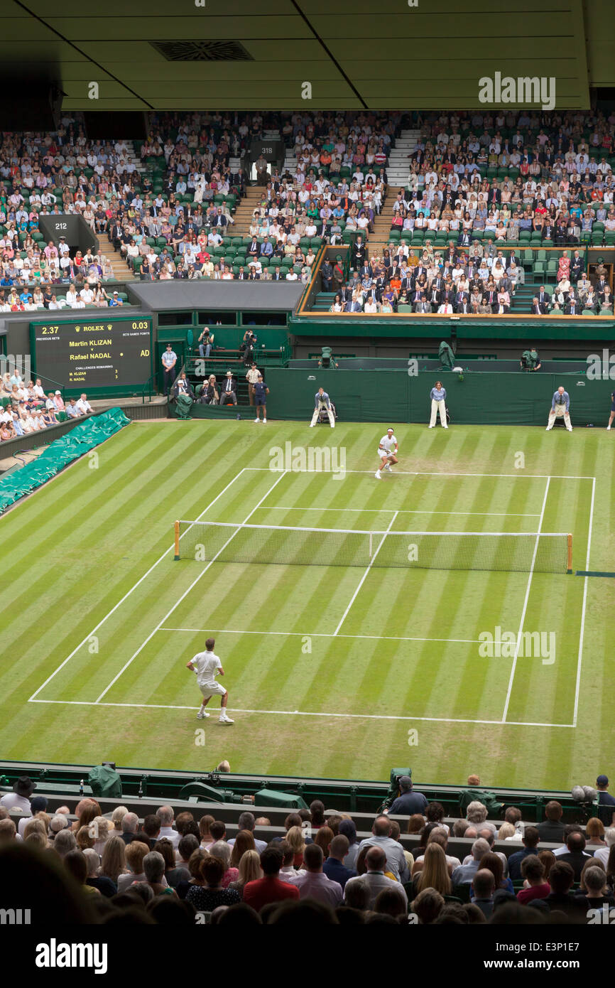 Campo centrale di Wimbledon Mens Singles, 1° round, 2014 Campionati, Wimbledon Lawn Tennis Club, Londra Inghilterra REGNO UNITO Foto Stock