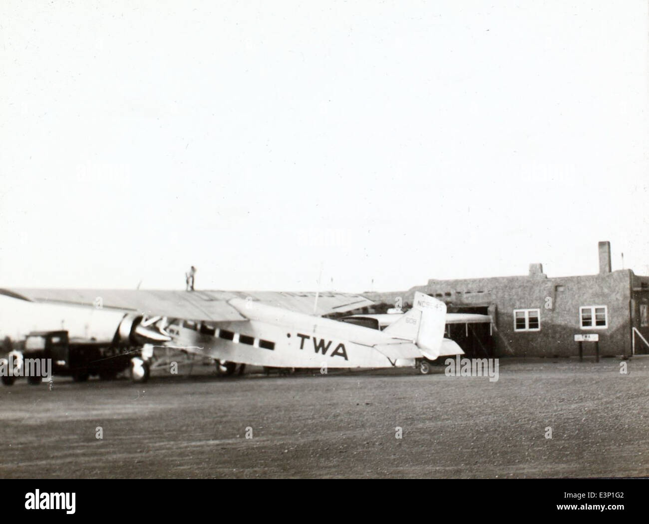 Questa foto tratta dall'album AL-73B Luqueer raffigura il Ford 5-AT-B Trimotor, NC9645, un aereo di linea pionieristico dell'età d'oro dell'aviazione. L'aereo era alimentato da un motore Pratt & Whitney Wasp e utilizzato dalla TWA per i primi viaggi aerei commerciali. Foto Stock