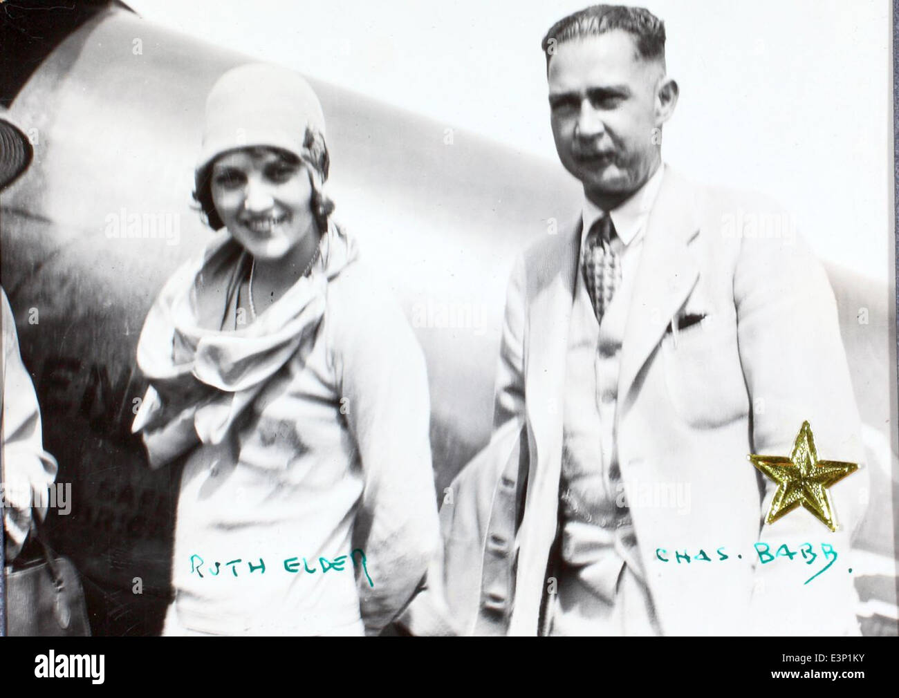 Questa immagine tratta dall'album Luqueer presenta Ruth Elder, un'aviatrice pionieristica dell'età d'oro dell'aviazione. Ruth Elder è stata una delle prime donne a raggiungere la fama nell'aviazione all'inizio del XX secolo. Foto Stock