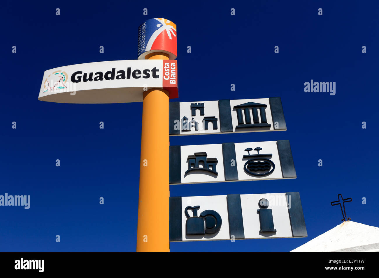 Informazioni turistiche segno a Guadalest monumenti medievali village, Sierrade Aitana montagne, Costa Blanca, Spagna, Europa Foto Stock