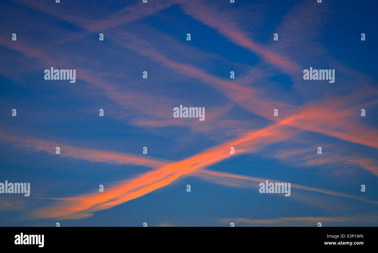 L' aereo scie di condensazione su Birmingham Foto Stock