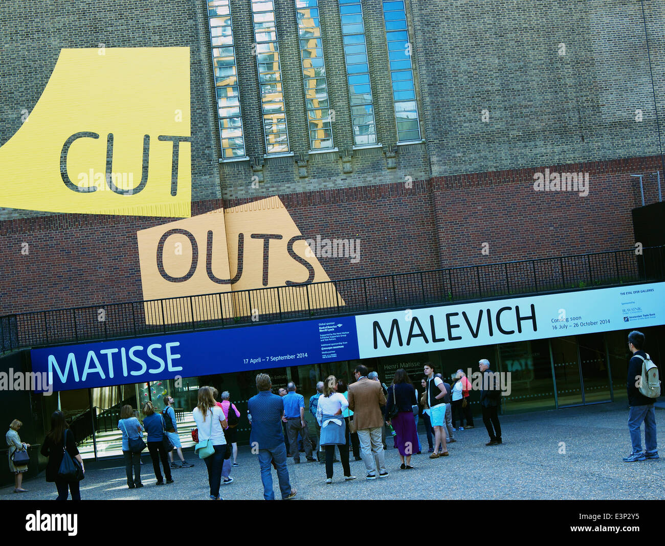 I visitatori in attesa di accedere alla Tate Modern Gallery per una mostra di ritagliare arte da Henri Matisse Bankside Londra Inghilterra Europa Foto Stock