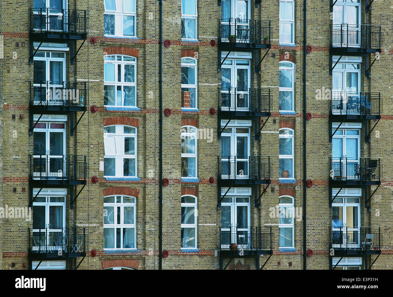 Riverside Appartamenti costruito in ex magazzini vicino al Millennium Bridge di Londra Inghilterra Europa Foto Stock