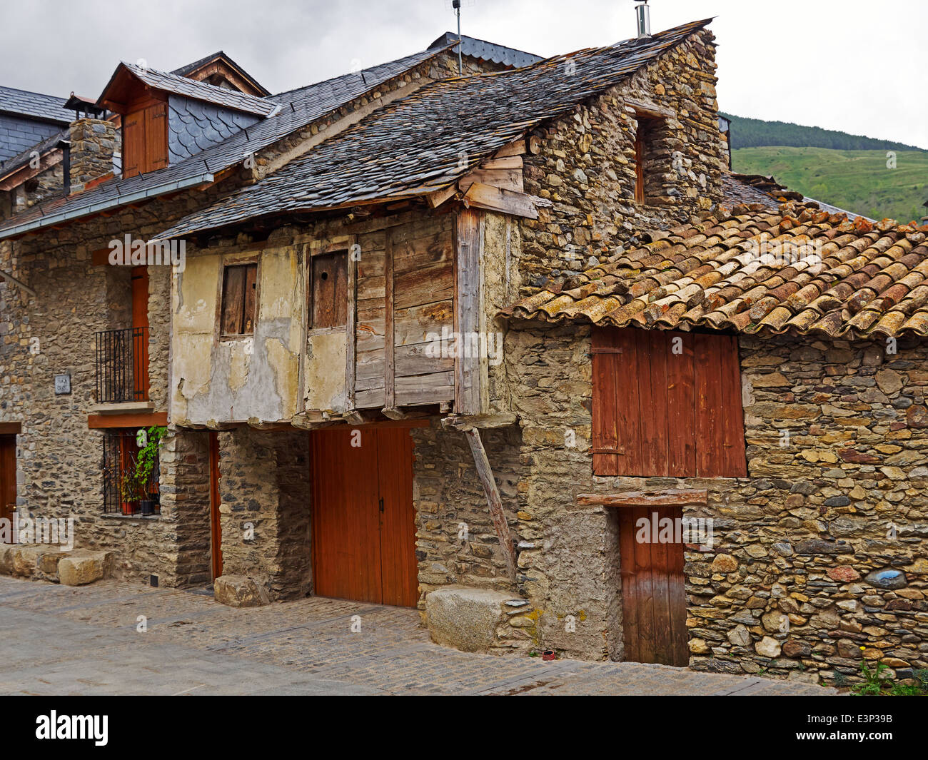 Vecchie case nel villaggio di montagna di Durro, nella valle di Boi, Spagna Foto Stock