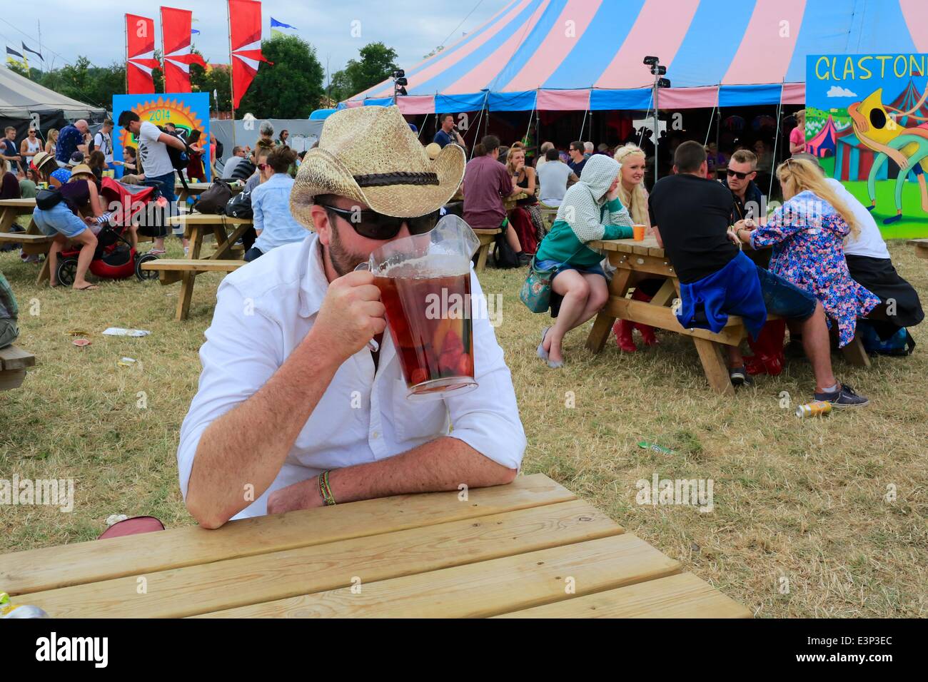 Glastonbury Festival di Glastonbury, Somerset, Regno Unito. Il 26 giugno, 2014. La folla godere della possibilità di relax sotto il sole come il festival si sviluppa lo spirito. Credito: Tom Corban/Alamy Live News Foto Stock