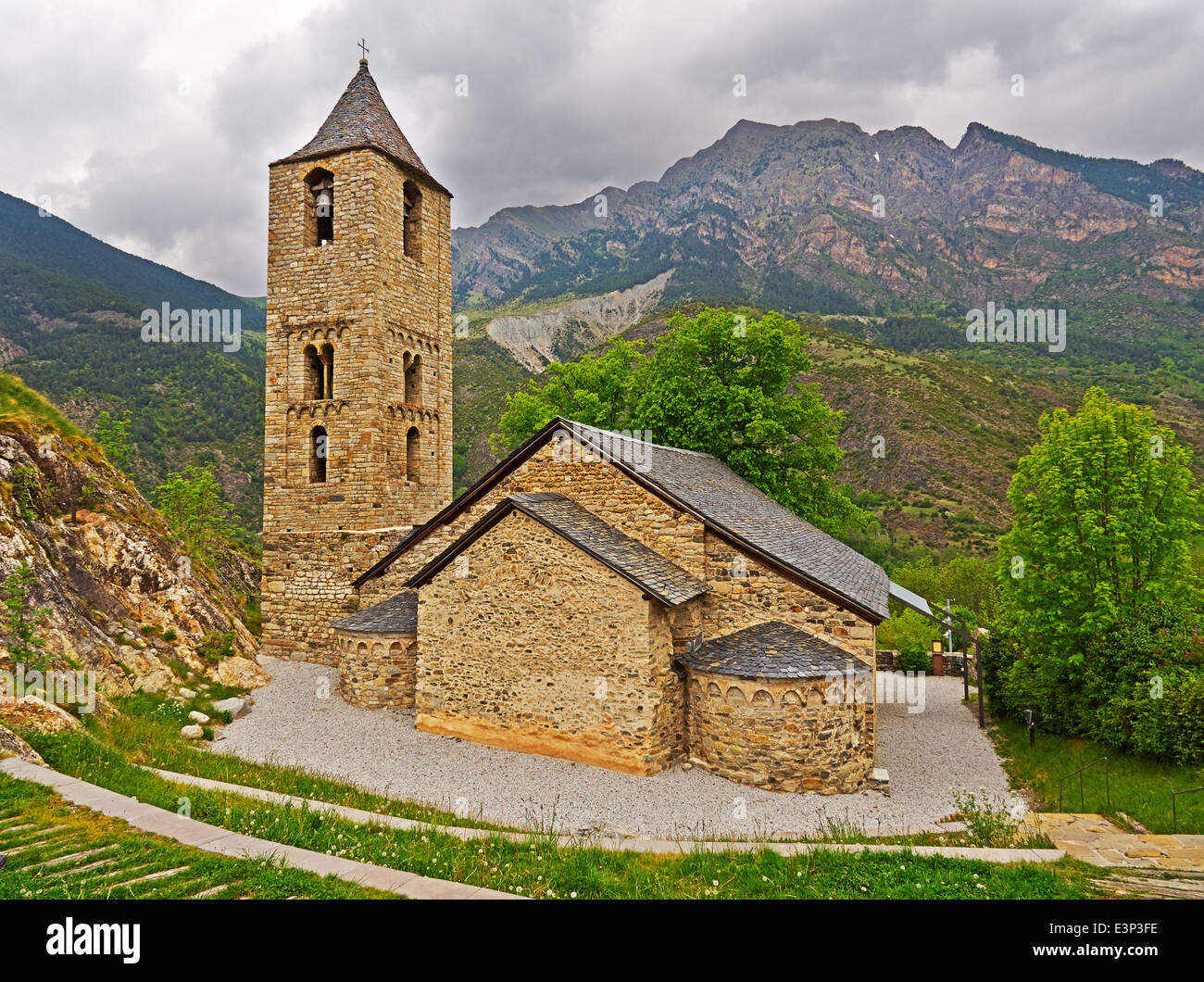 Chiesa di Sant Joan de Boi nella Vall de Boi, Spagna. Una delle 9 prime chiese romaniche una remota valle nei Pirenei. Foto Stock